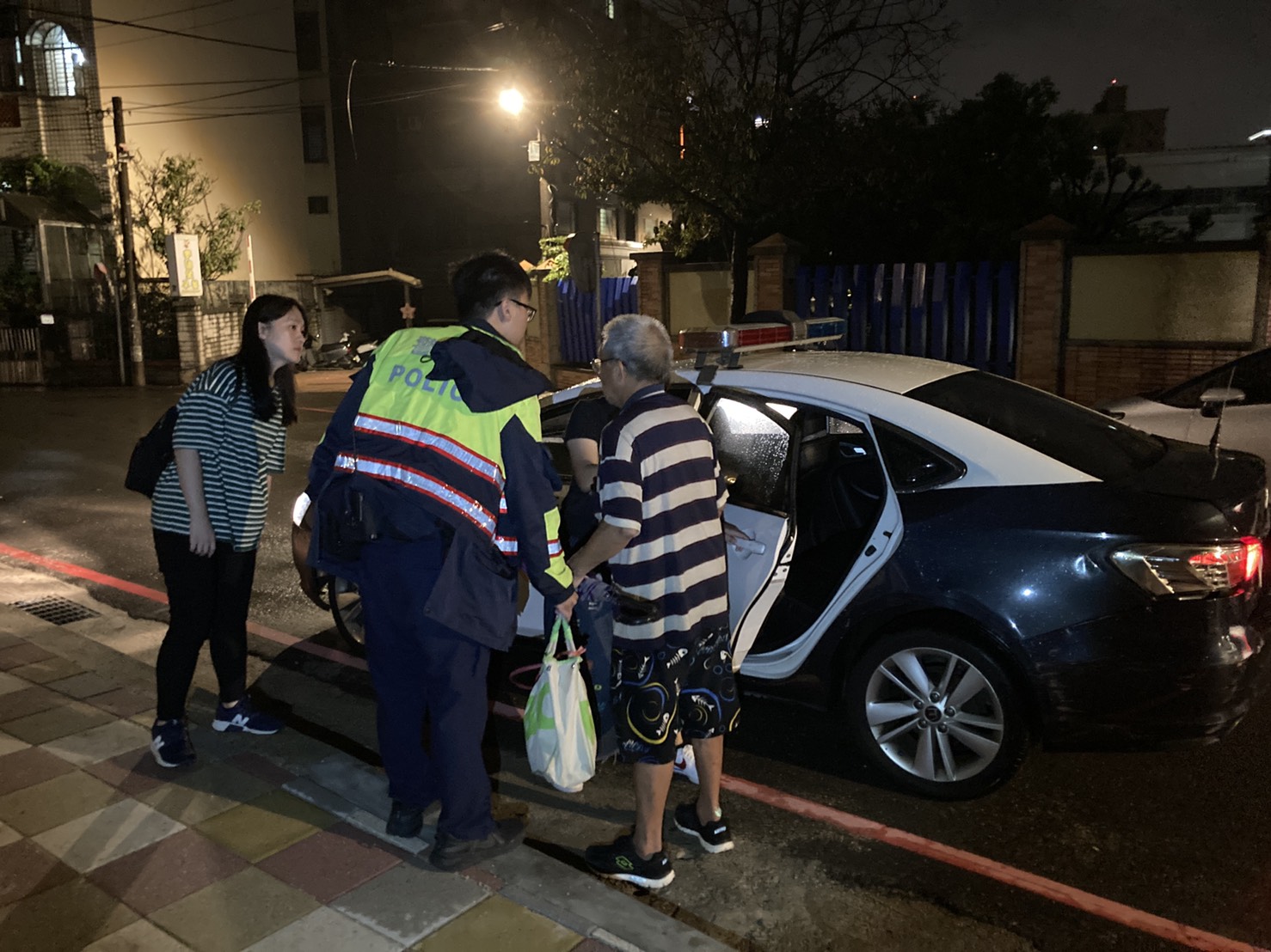 獨居老翁癱在床失智老翁迷途好慌暖警均協助 大溪分局 楊梅 大紀元