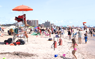不惧疫情 纽约人康尼岛海滩享受劳工节