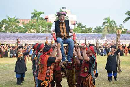 屏东县原住民族年度最大盛事“收获那么多”5日于千禧公园举行，县长潘孟安坐上椅子，由部落青年高举欢呼。