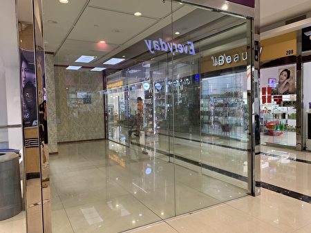 纽约市购物中心9月9日起允许重启，但法拉盛中心区的一个购物中心二楼有一半商家没能开门，有的甚至已经清空，永久关门了。