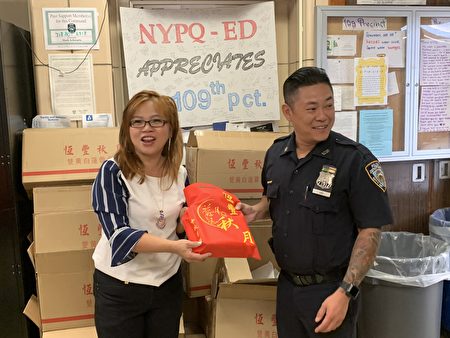 康華日間護理中心、紐約長友協會向紐約市警察局109分局贈送月餅，提前祝警察中秋節快樂。