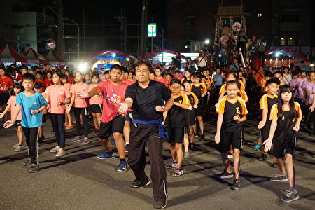 2020云林诏安文化节，26日晚间在百位细子（小朋友）气势如虹的七嵌武术表演隆重开幕 。
