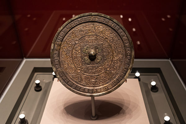 中國古代神奇的透光鏡 會呈現背面圖案