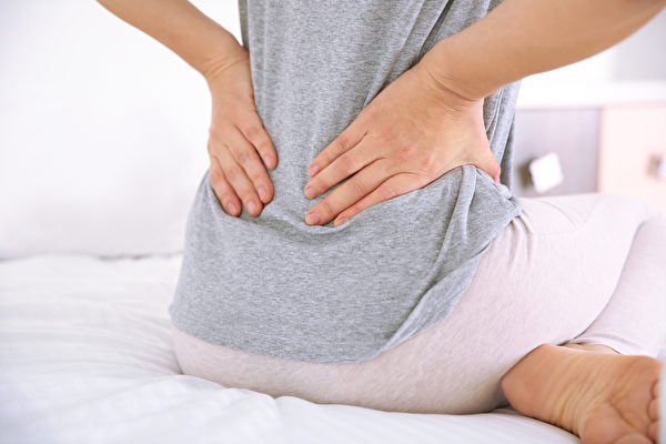 長期疲倦、勞累，甚至出現腰痠背痛等症狀，小心是腎出問題。(Shutterstock)