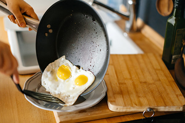 不沾锅是很方便的锅具，但如果使用方法错误，可能将有毒物质吃下肚。(Shutterstock)