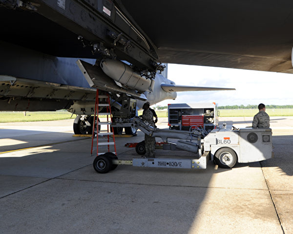 2014年5月14日，在路易斯安那州巴克斯代爾空軍基地進行的一次演習中，武器裝卸機組在B-52H轟炸機上安裝訓練型空對地防區外聯合導彈。（Senior Airman Joseph A. Pagan Jr.／美國空軍）
