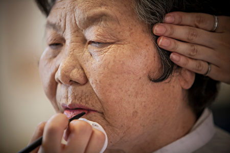 老年憂鬱症往往都在軀體上反映出來。圖片為一韓裔老年人在化妝準備照像。