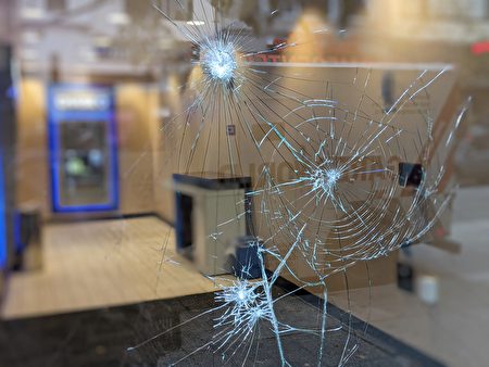图为布碌崙Schermerhorn街交法院街的大通银行，其玻璃在27日晚被BLM抗议者砸坏。