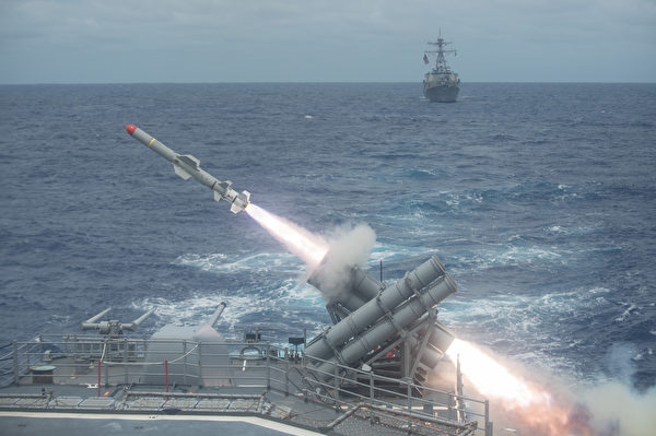 2014年9月15日，在关岛附近海域，提康德罗加（Ticonderoga）级导弹巡洋舰希洛号（CG 67）试射了一枚鱼叉导弹。 （美国海军）