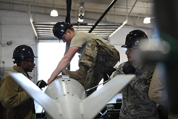 2019年10月21日，美國戰略司令部在埃爾斯沃思空軍基地進行演練，將聯合直接攻擊彈藥（JDAM）套件分離。（Airman 1st Class Christina Bennett／美國空軍）