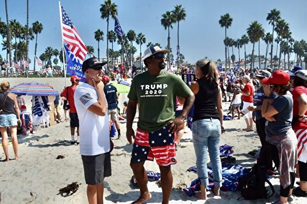 10月3日，上千名選民聚集在加州橙縣的聖克萊蒙特碼頭（San Clemente Pier），支持特朗普總統連任。（加州選民 Mike Chickey 提供）