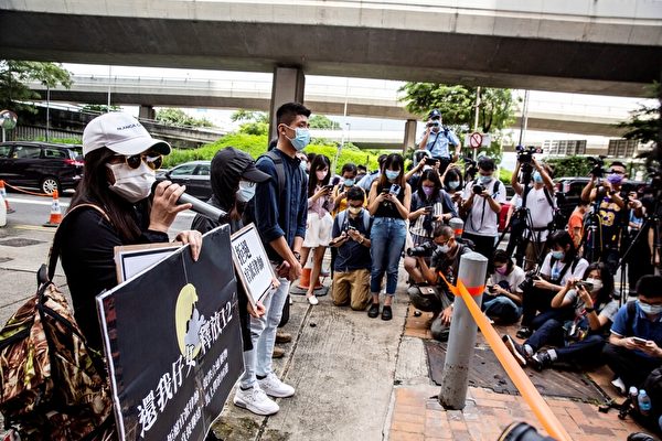 020年9月30日，被中共拘留的12名香港年輕人的家屬在香港中聯辦外抗議。（ISAAC LAWRENCE/AFP via Getty Images）