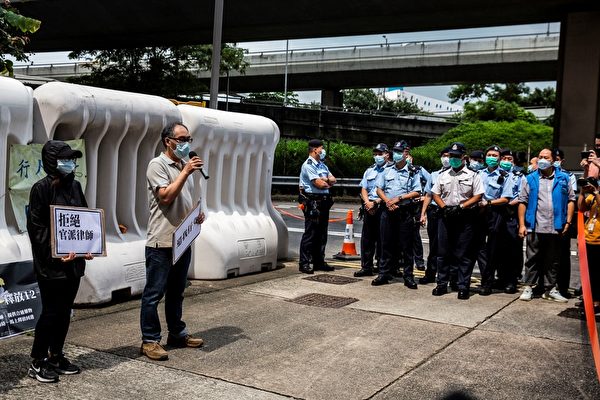 2020年9月30日，被中共拘留的12名香港年輕人的家屬在香港中聯辦外抗議。（ISAAC LAWRENCE/AFP via Getty Images）