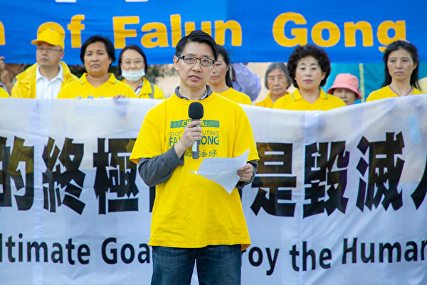 2020年9月30日，法輪功學員賀賓在中共駐美大使館前的集會上闡述了「三退」大潮和停止迫害法輪功對中國社會的重要影響。（林樂予／大紀元）