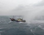 陆船越界澎湖海域避风 高雄舰水炮驱离20余艘