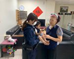 1岁男童逛公园迷途 平镇分局女警协助返家