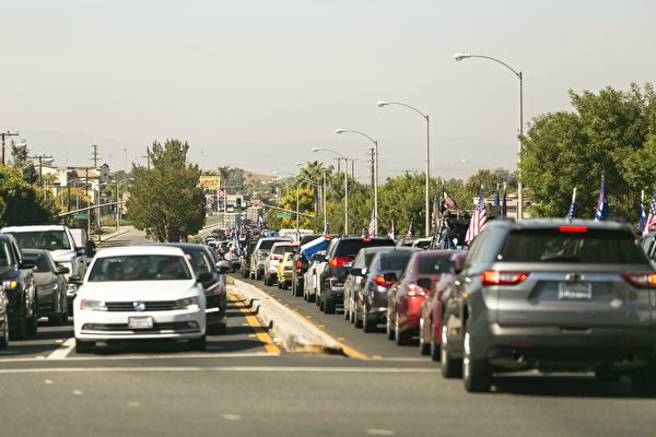 10月3日，上百名選民駕駛著私家車參加在河濱縣（Riverside）的遊行活動，支持特朗普總統連任。（加州特朗普支持者提供）