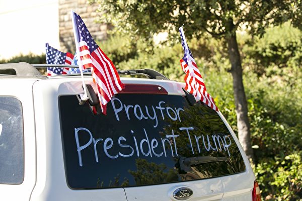 10月3日，上百名選民駕駛著私家車參加在河濱縣（Riverside）的遊行活動，支持特朗普總統連任。（加州特朗普支持者提供）