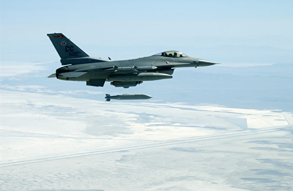 2014年5月19日，美軍一架F-16C戰鬥機試射AGM-154聯合防區外武器（JSOW）。（Master Sgt. Michael Ammons／美國空軍）