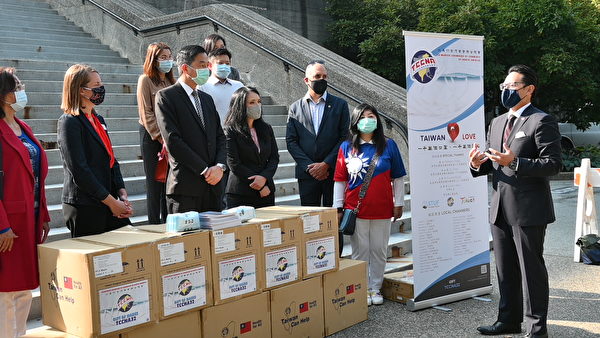 图：10月3日北美台湾总商会再次捐赠台湾口罩协助抗疫，这次是温哥华老人院受惠。（邱晨/大纪元）