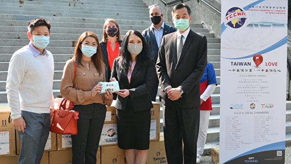 图：10月3日北美台湾总商会再次捐赠台湾口罩协助抗疫，这次是温哥华老人院受惠。（邱晨/大纪元）