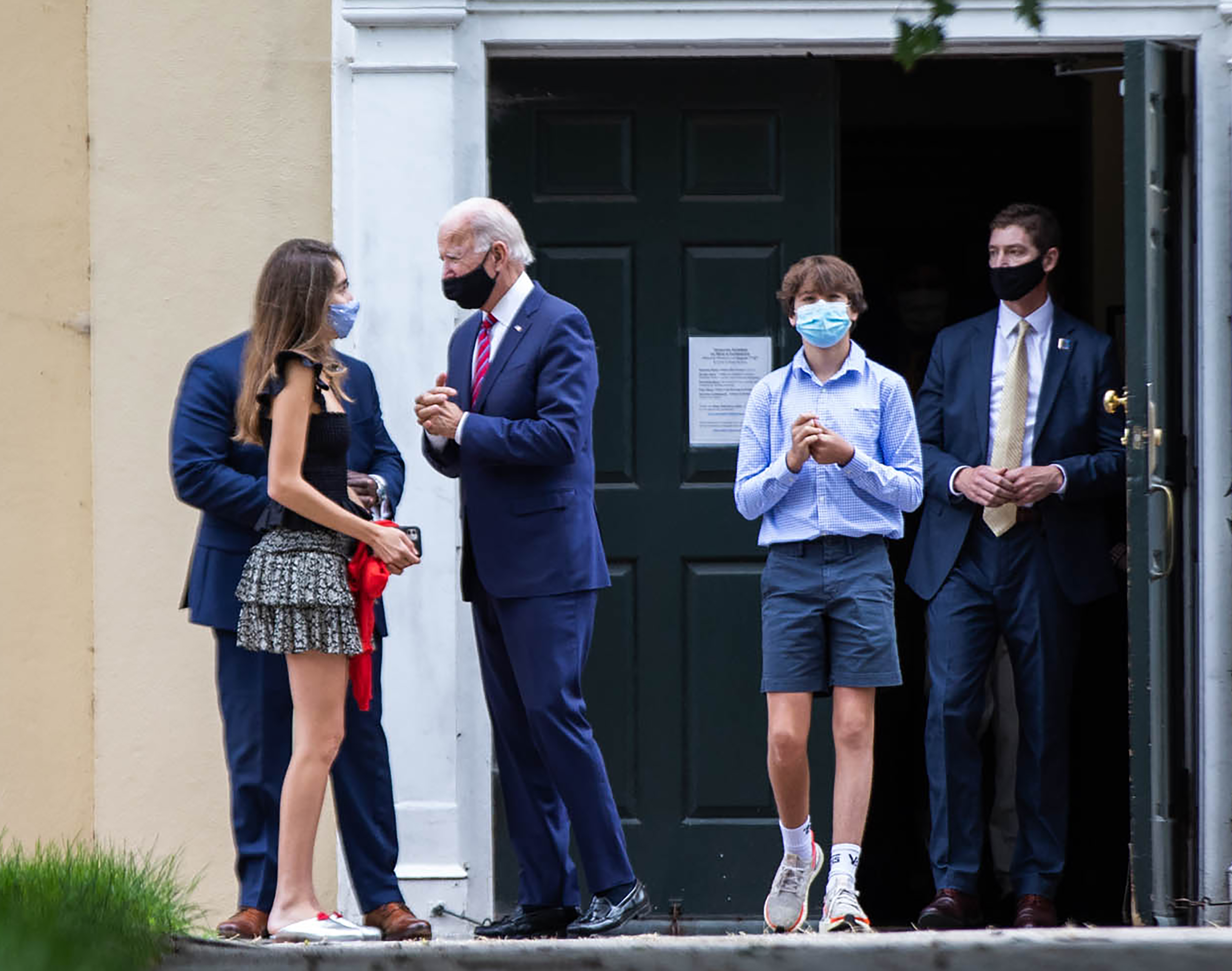 拜登(左二)與他的孫女(左一)及孫兒(左三,亨特的兒子)。(GABRIELLA AUDI/AFP via Getty Images)