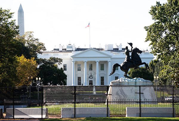 2020年10月2日，美國華盛頓特區，總統特朗普及第一夫人梅拉尼亞的中共病毒檢測呈現陽性，圖為白宮北草坪。（SAUL LOEB/AFP via Getty Images）