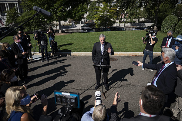 2020年10月2日，美國白宮，白宮辦公廳主任馬克・梅多斯（Mark Meadows）對記者發表講話，談到特朗普總統的中共病毒測試呈現陽性。（Drew Angerer/Getty Images）