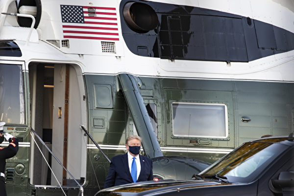 2020年10月2日，美國馬里蘭州貝塞斯達，總統專用直升機抵達沃爾特・里德國家軍事醫學中心（Walter Reed National Military Medical Center），特朗普總統下飛機。（Alex Edelman/Getty Images）