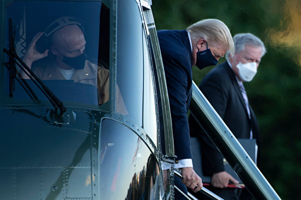 2020年10月2日，美國馬里蘭州貝塞斯達，總統專用直升機抵達沃爾特・里德國家軍事醫學中心（Walter Reed National Military Medical Center），特朗普總統下飛機。（BRENDAN SMIALOWSKI/AFP via Getty Images）