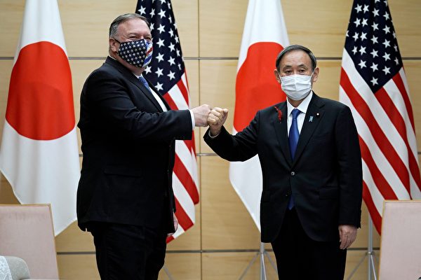 2020年10月6日，蓬佩奧見「老朋友」，盛讚日本首相菅義偉是「善的力量」。（EUGENE HOSHIKO/POOL/AFP via Getty Images）