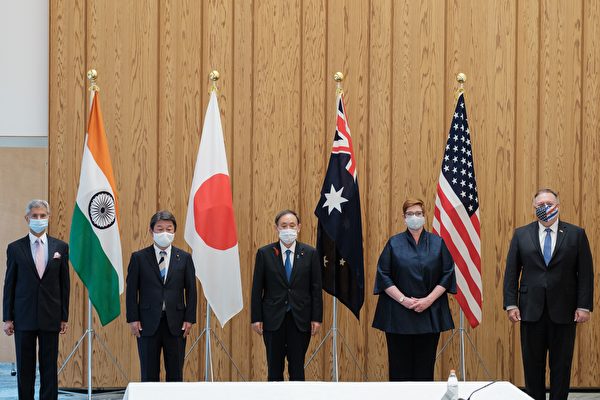2020年10月6日，美日印澳四國最高外交官員在日本舉行的「四方安全對話（QUAD）」。圖為日本首相會見四國外長。（NICOLAS DATICHE/POOL/AFP via Getty Images）