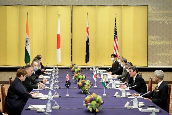 2020年10月6日，美日印澳四國最高外交官員在日本舉行的「四方安全對話（QUAD）」。對於會談情況，四國外長不透露任何一點口風。（ KIYOSHI OTA/POOL/AFP via Getty Images）