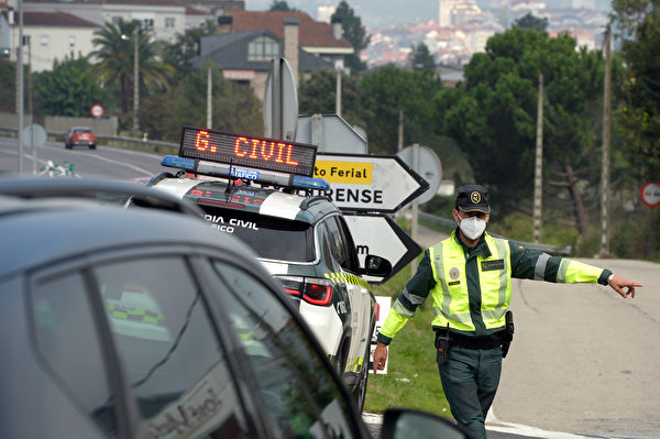 2020年10月8日，在西班牙實施新一輪封鎖的第一天，當地警察在西班牙西北部城市奧倫塞的入口處的一個交通檢查站控制汽車，以限制中共病毒在該鎮的擴散。（MIGUEL RIOPA/AFP via Getty Images）