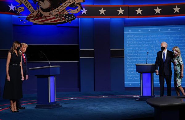 美国总统川普（左二）和第一夫人梅拉尼娅‧川普（Melania Trump）（左一），民主党候选人拜登（右二）和妻子吉尔（Jill Biden）（右一）均出现在辩论现场。（BRENDAN SMIALOWSKI/AFP via Getty Images）