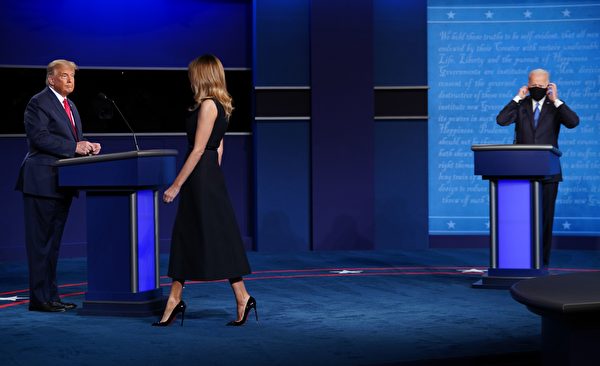 美國總統川普（左）和第一夫人梅拉尼婭‧川普（Melania Trump）（中）在辯論現場。梅拉尼婭正走向川普。（BRENDAN SMIALOWSKI/AFP via Getty Images）
