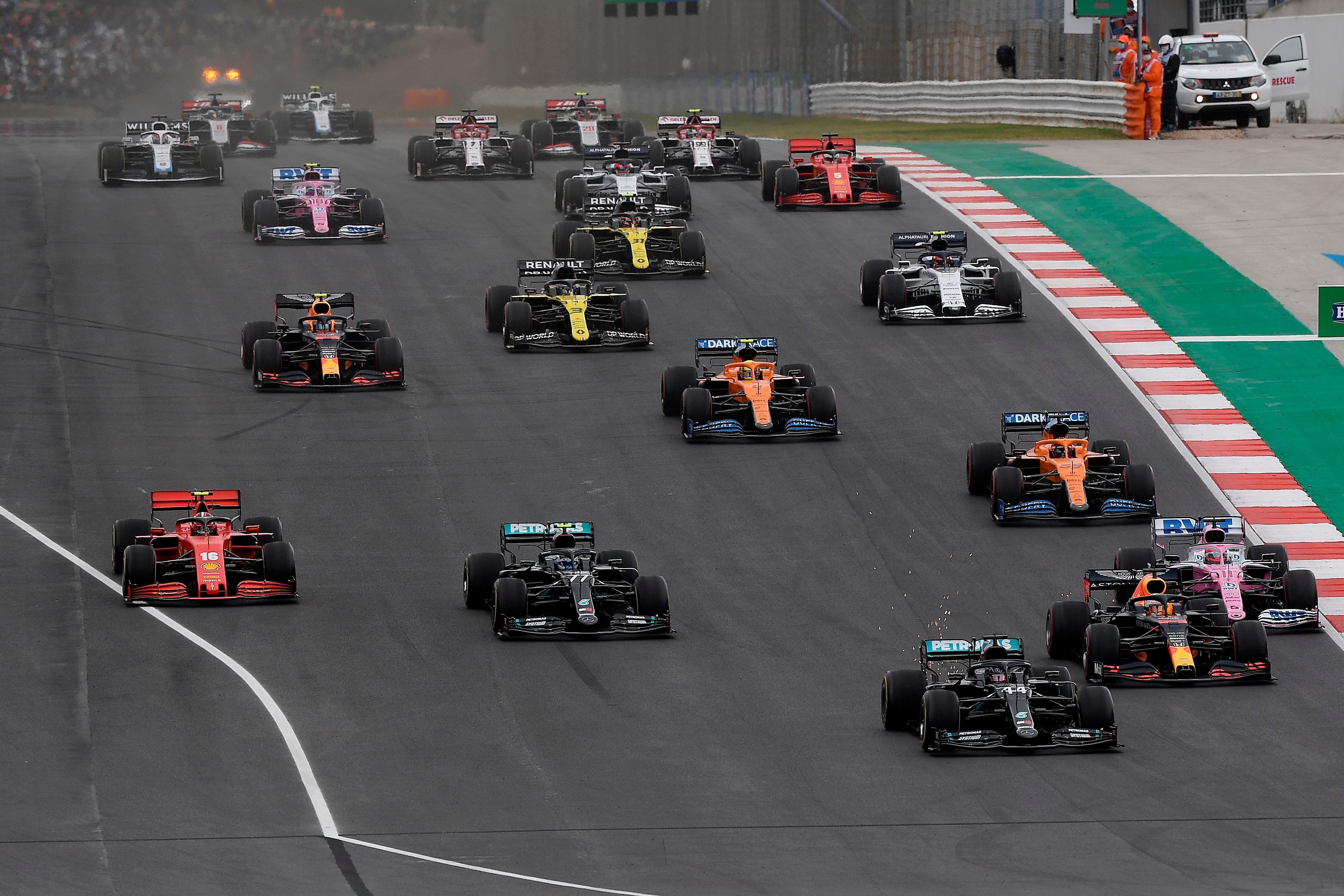 F1葡萄牙站,杆位起步的漢密爾頓(前)在發車時處於領先。(JORGE GUERRERO/POOL/AFP via Getty Images)