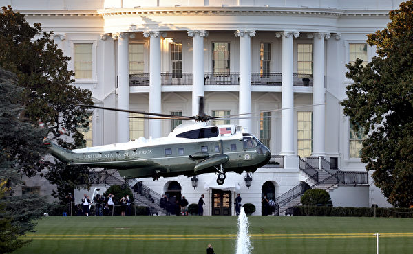 2020年10月2日，美國華盛頓特區，總統專用直升機載著特朗普，即將前往沃爾特・里德國家軍事醫學中心（Walter Reed National Military Medical Center）。（Win McNamee/Getty Images）