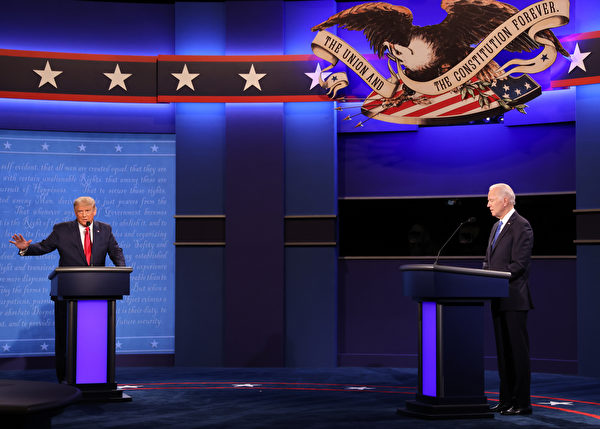 周四（10月22日），美东时间晚9点，美国大选最后一场总统辩论现场。美国总统川普（左）、民主党候选人拜登（右）正在辩论。（Justin Sullivan/Getty Images）