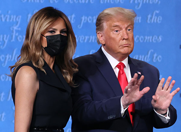 美国总统川普（左）和第一夫人梅拉尼娅‧川普（Melania Trump）（中）在辩论现场。（Chip Somodevilla/Getty Images）
