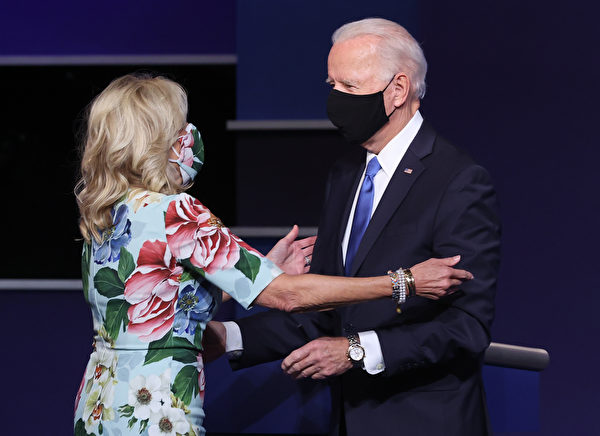 民主黨候選人拜登和妻子吉爾（Jill Biden）在辯論現場。（Chip Somodevilla/Getty Images）