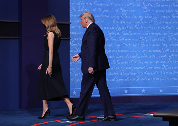 美國總統川普（左）和第一夫人梅拉尼婭‧川普（Melania Trump）（中）在辯論現場。（Chip Somodevilla/Getty Images）