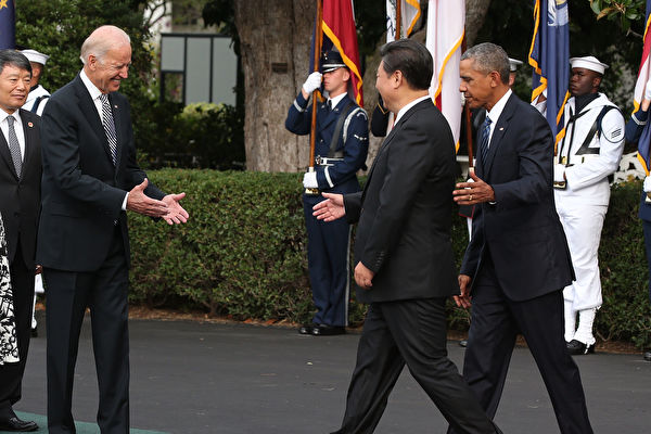 2015年9月25日在华盛顿特区，时任美国副总统拜登（Joe Biden，左二）准备与来访的习近平（中间）握手，时任美国总统奥巴马（Barack Obama，右二）也在场。（Mark Wilson/Getty Images）