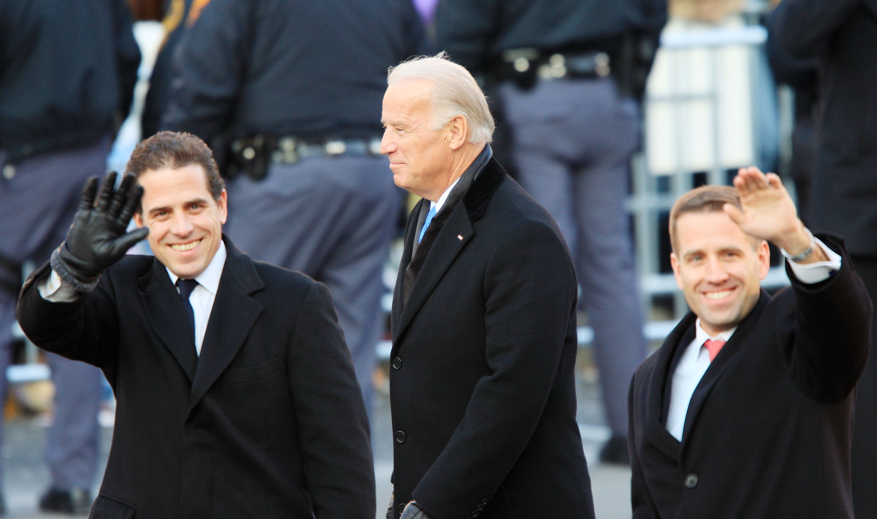 右起:拜登長子博‧拜登(Beau Biden)、拜登、次子亨特。(David McNew/Getty Images)