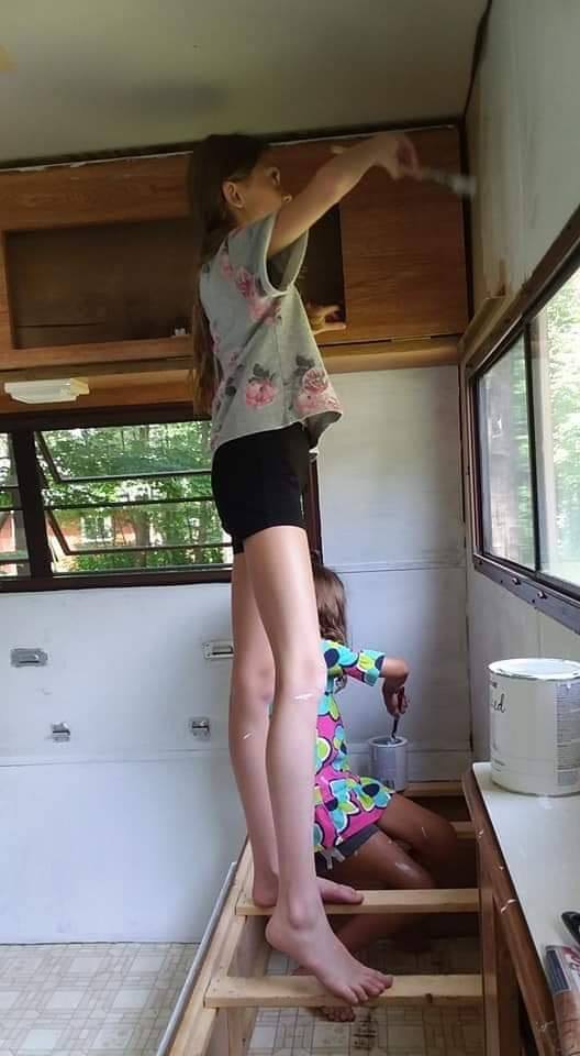 勞倫動手在粉刷車廂的內壁。(由勞倫媽媽艾美提供)