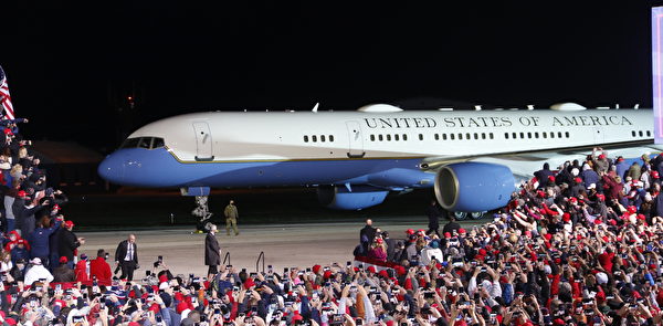 特朗普總統10月20日在賓夕凡尼亞州伊利市參加競選集會，支持者等待特朗普從空軍一號上下來。（溫聖緣／大紀元）