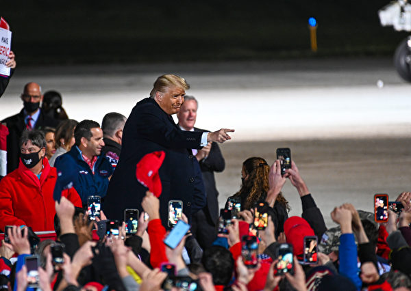 特朗普總統10月20日在賓西法尼亞州伊利市的競選集會上與現場觀眾互動。（溫聖緣／大紀元）
