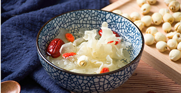 一碗银耳百合莲子汤帮你润肤、抗秋燥。(Shutterstock)