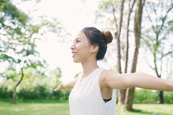 維持端正的姿勢，可保護脊椎，預防從頭到腳一身疾病。(Shutterstock)