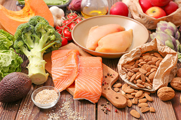 吃优质蛋白质及多色蔬果，可抗发炎、改善过敏性鼻炎。(Shutterstock)